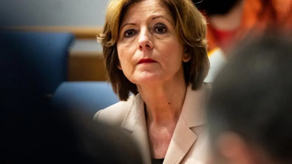 Malu-Dreyer-SPD-sitzt-auf-ihrem-Platz-im-Landtag