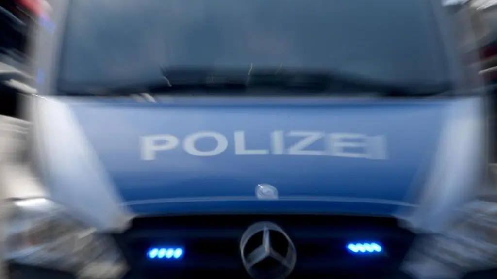 Ein-Polizeiwagen-mit-eingeschaltetem-Blaulicht