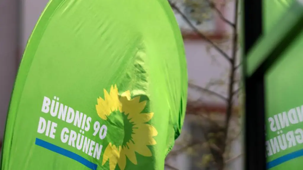 Eine-Fahne-der-Thueringer-Gruenen-weht