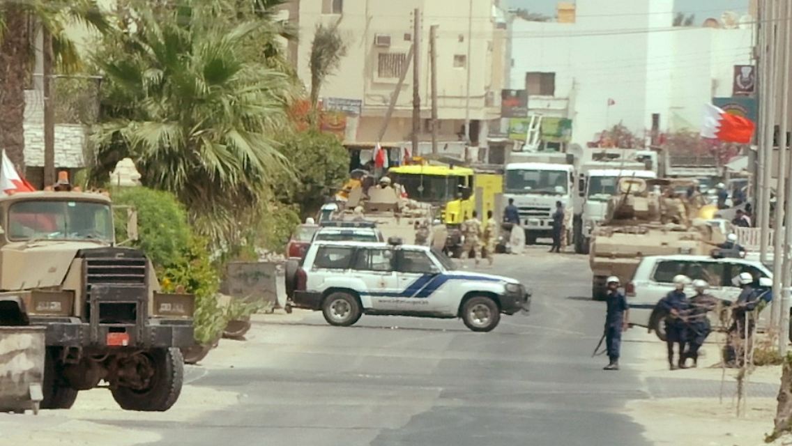 Soldaten und Polizisten aus Bahrain entfernen mutmaßlich schiitische Symbole in dem Ort Sanad südlich von Manama nach Anti-Regierungs-Demonstrationen.