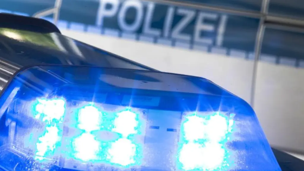 Ein-Blaulicht-leuchtet-auf-dem-Dach-eines-Polizeiwagens