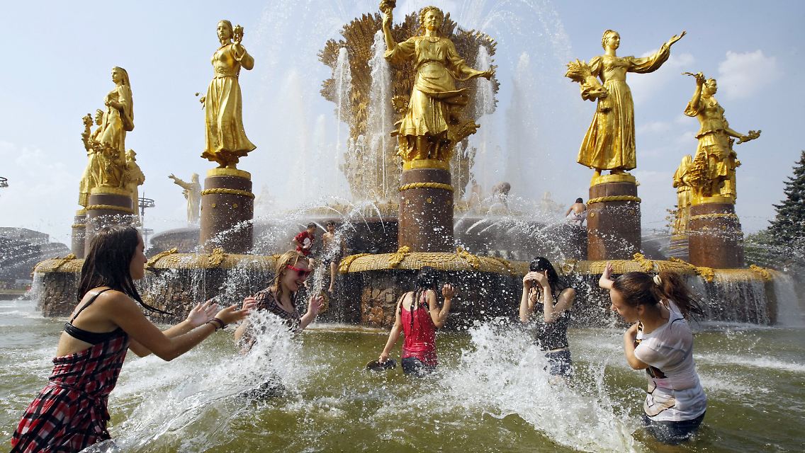 Moskau wurde im Sommer 2010 von der größten Hitzewelle seit mehr als 140 Jahren heimgesucht. Die Menschen suchten mitten in der Stadt in den Springbrunnen nach Abkühlung.