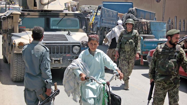 Polizisten durchkämmen Kandahar.