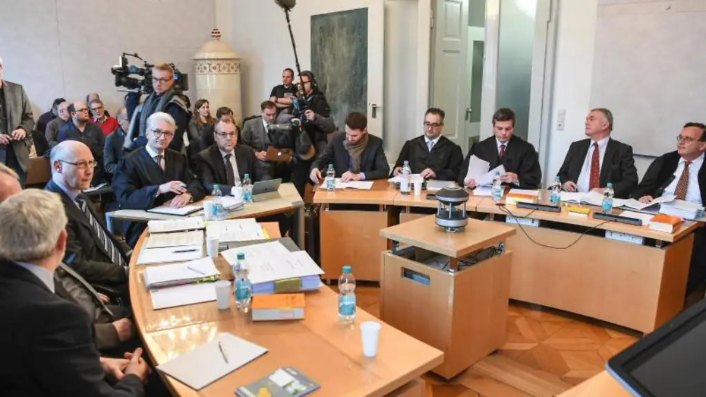 Albrecht-Graf-von-Brandenstein-Zeppelin-2-v-r-vor-Beginn-des-Prozesses-um-die-Zeppelin-Stiftung-in-Friedrichshafen