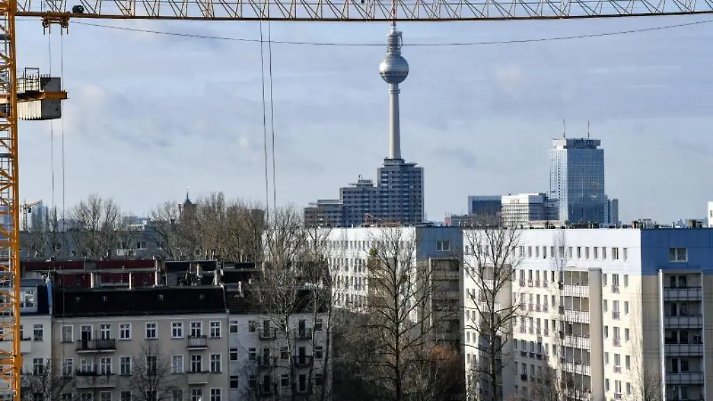 Der-Berliner-Fernsehturm-ist-vom-Hotel-Andels-aus-hinter-Baukraenen-und-Mietshaeusern-zu-sehen