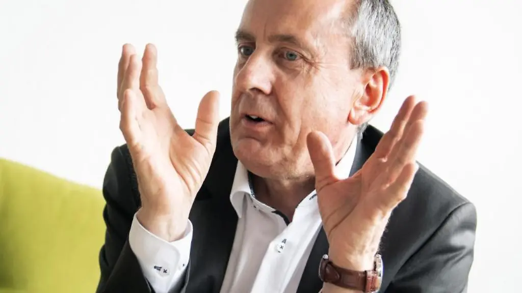 Konrad-Wolf-SPD-Wissenschaftsminister-von-Rheinland-Pfalz-aufgenommen-bei-einem-Redaktionsgespraech-bei-der-Deutschen-Presse-Agentur-zu-dpa-Minister-Wolf-stellt-ersten-Kulturfoerderbericht-vor