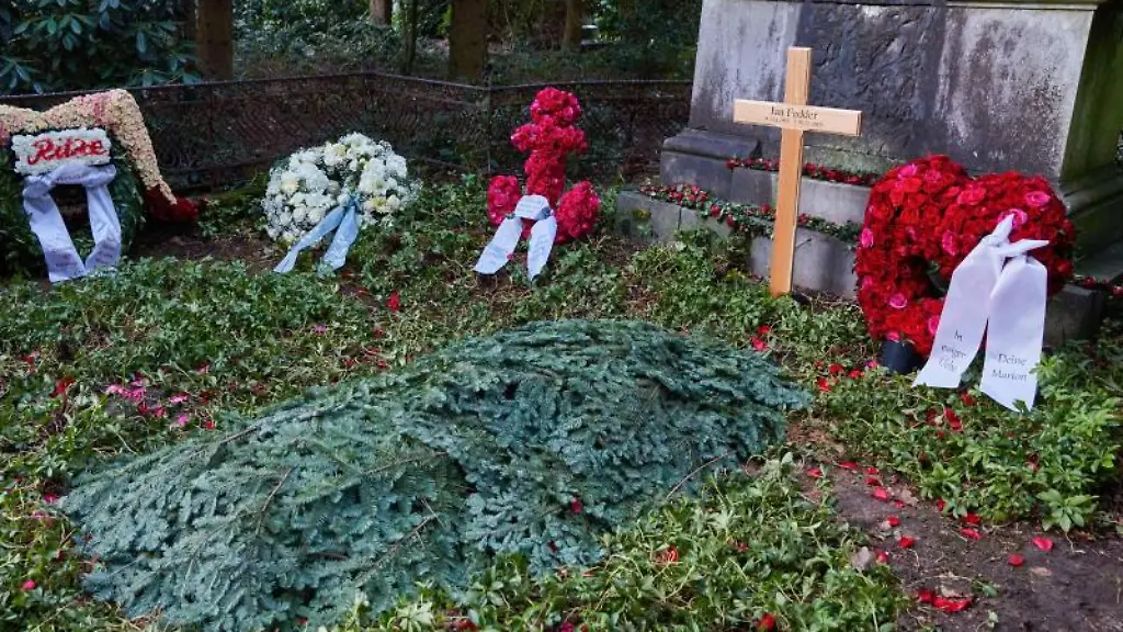 Hamburg & Schleswig-Holstein: Andrang am Fedder-Grab: Friedhof bringt  Schild und Kette an - ntv.de