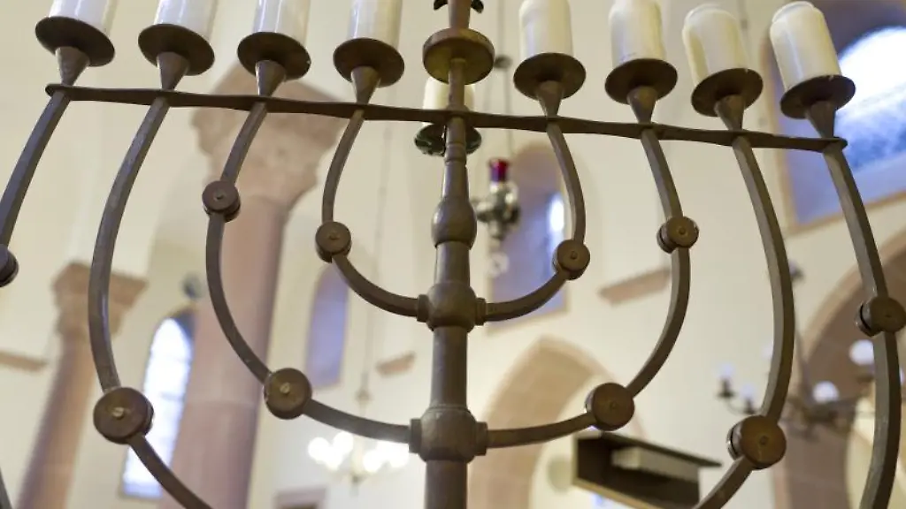 Ein-Chanukkaleuchter-in-der-Wormser-Synagoge