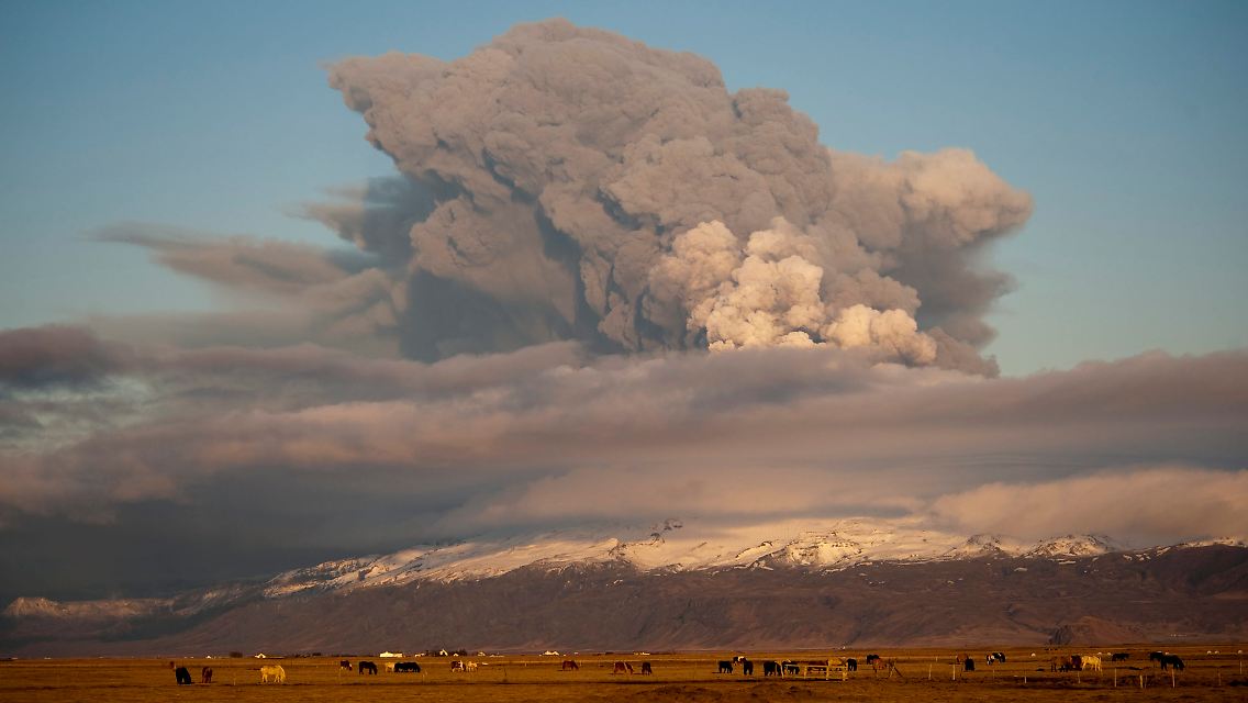 Im Frühling 2010 spuckt der isländische Vulkan Eyjafjallajökull wochenlang Asche in den Himmel. Es folgt das größte Chaos in Europas Luftfahrtgeschichte.