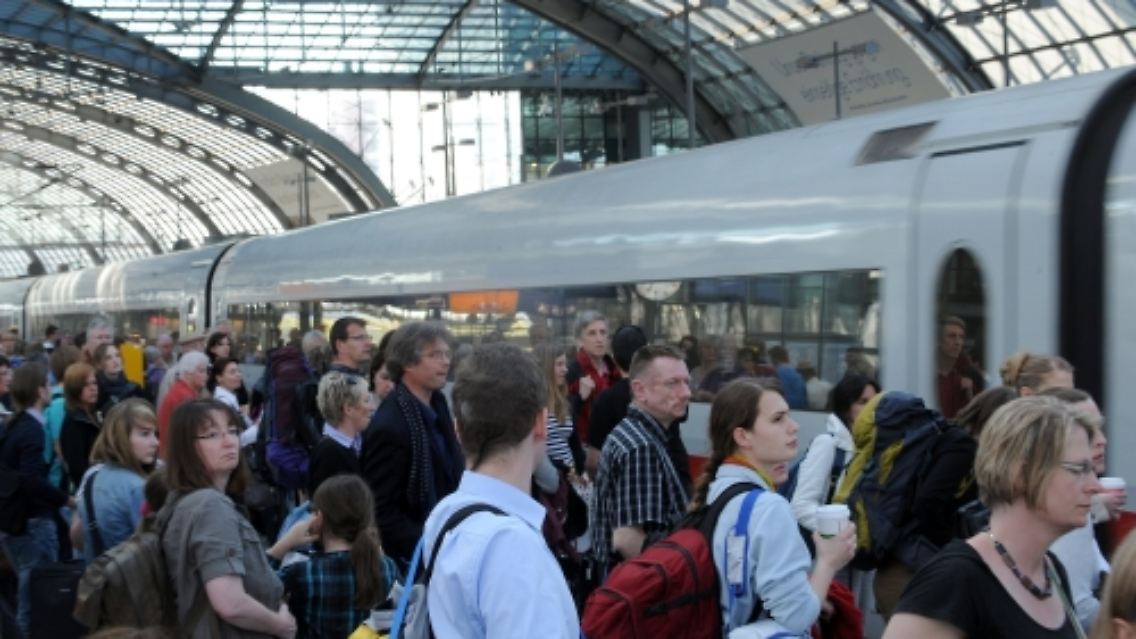 Überfüllte Bahnsteige allerorten: Hier warten Bahnfahrer in Berlin auf einen ICE Richtung Basel.