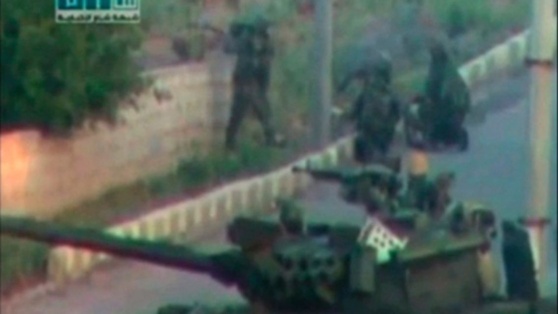 Flankiert von Panzern rückten Soldaten in Daraa ein.
