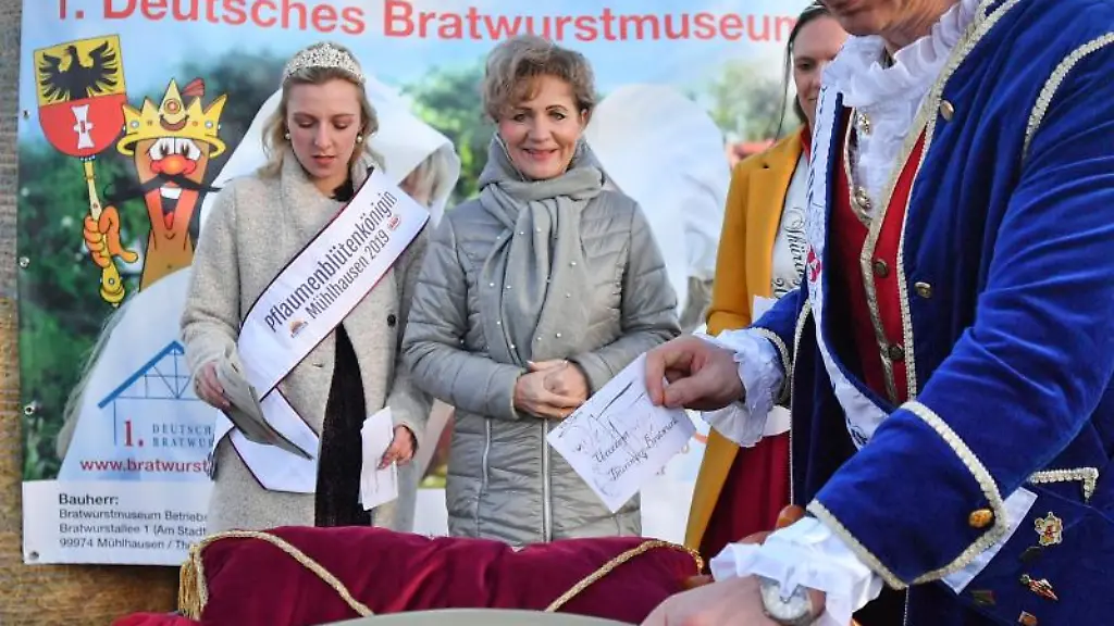 Die-Pflaumenbluetenkoenigin-von-Muehlhausen-und-der-Thueringer-Bratwurstkoenig-legen-den-Grundstein-fuer-ein-neues-Bratwurstmuseum