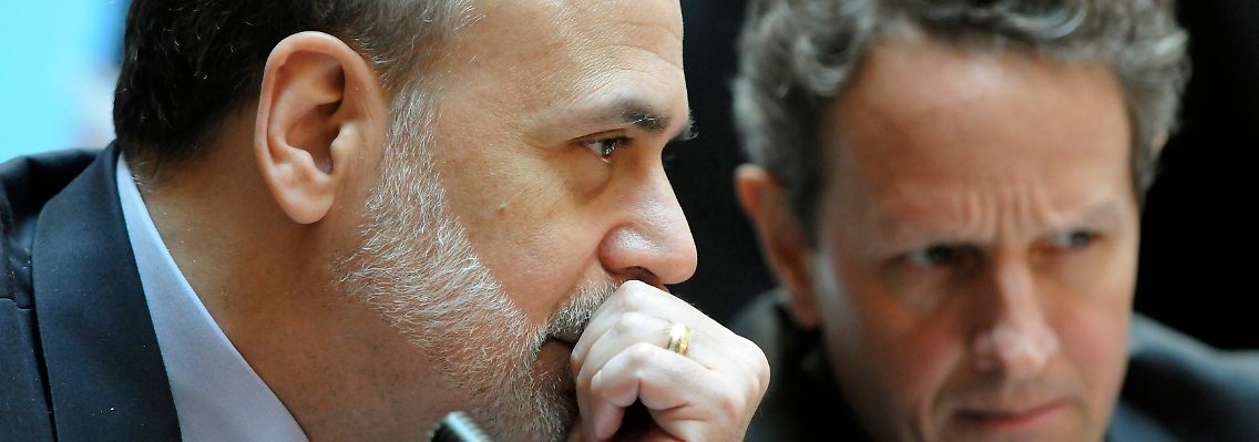 Verfahrene Situation: Fed-Chef Ben Bernanke (links) und Finanzminister Timothy Geithner halten das geldpolitische Steuerruder bis zum Anschlag gedreht.
