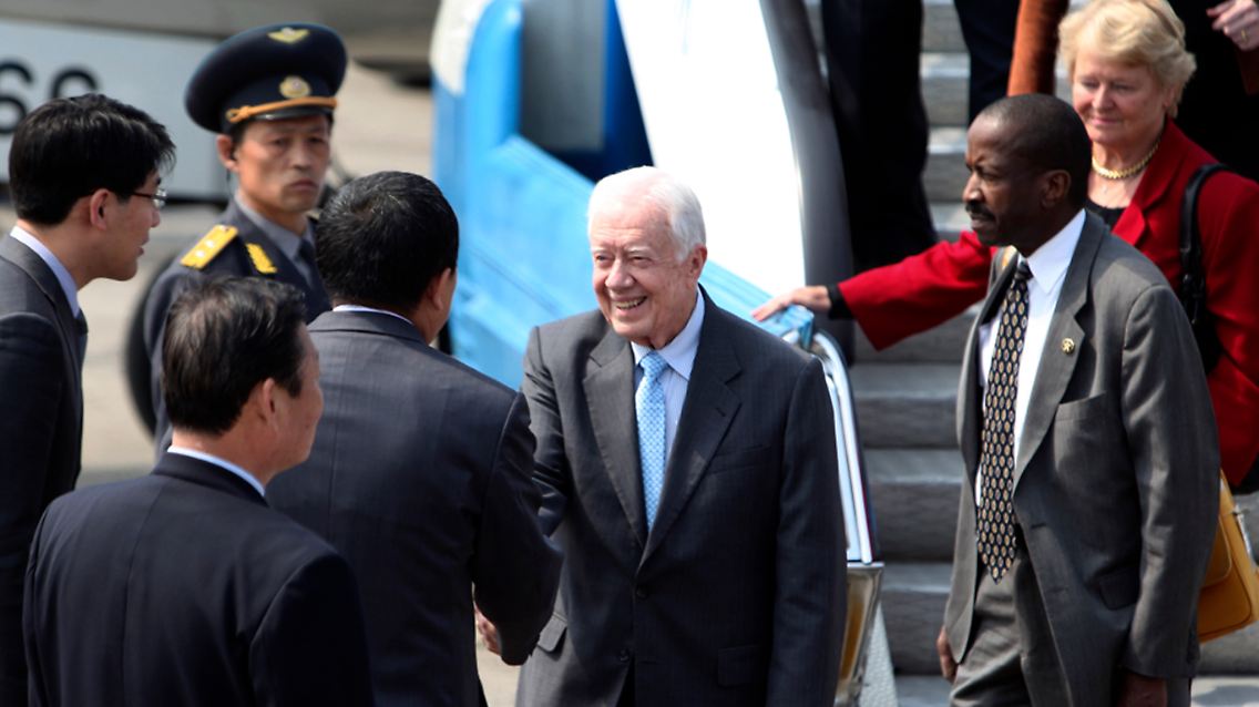Carter wird auf dem Flughafen in Pjöngjang begrüßt.