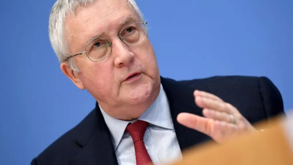 Forsa-Chef-Manfred-Guellner-stellt-einen-Bericht-vor