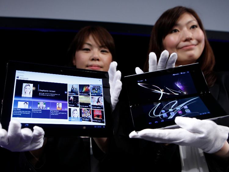 Das sind sie, die Tablets von Sony: Die beiden Bildschirmrechner S1 und S2 (rechts) sollen dem iPad Konkurrenz machen, kommen aber reichlich spät auf den Markt.