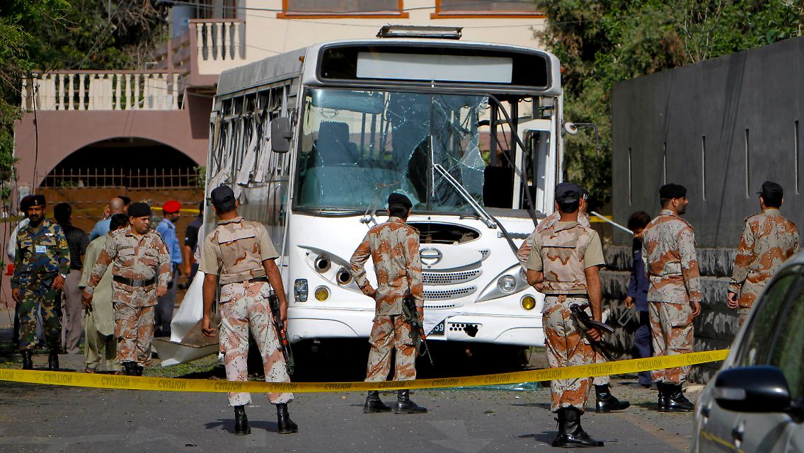 Sicherheitskräfte inspizieren einen der angegriffenen Busse in Karachi.