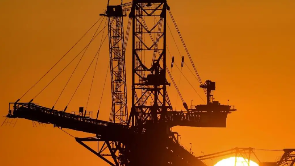 Sonnenaufgang-ueber-dem-Braunkohletagebau-Jaenschwalde