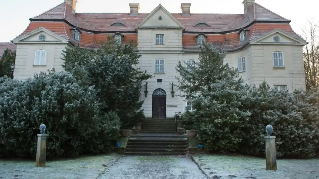 Das-1731-errichtete-Barockschloss-in-Karlsburg-Mecklenburg-Vorpommern