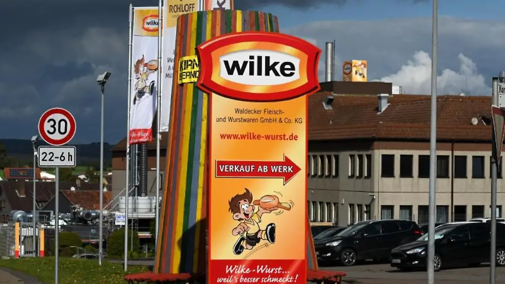 Blick-auf-die-Produktionsgebaeude-des-Fleischherstellers-Wilke-Wurstwaren