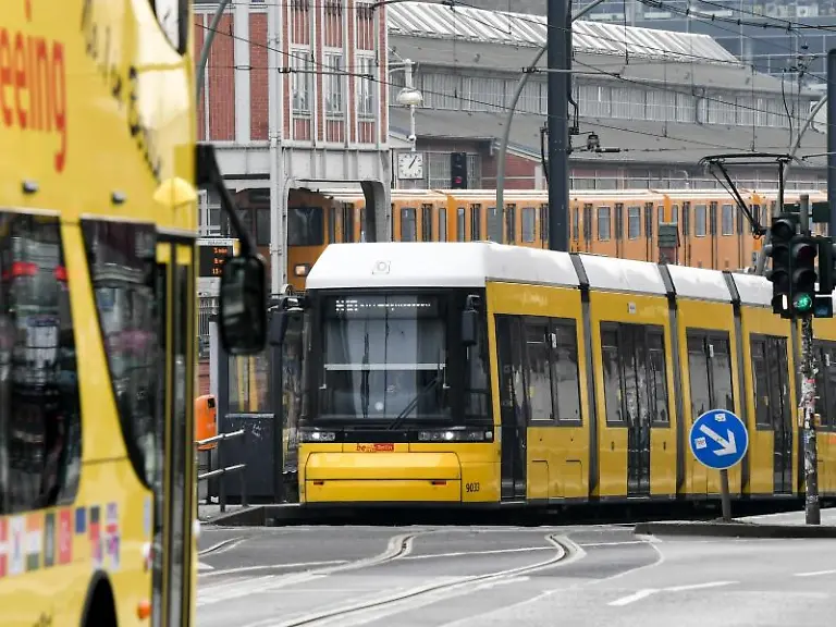 Eine-Strassenbahn-faehrt-die-Gleise-entlang