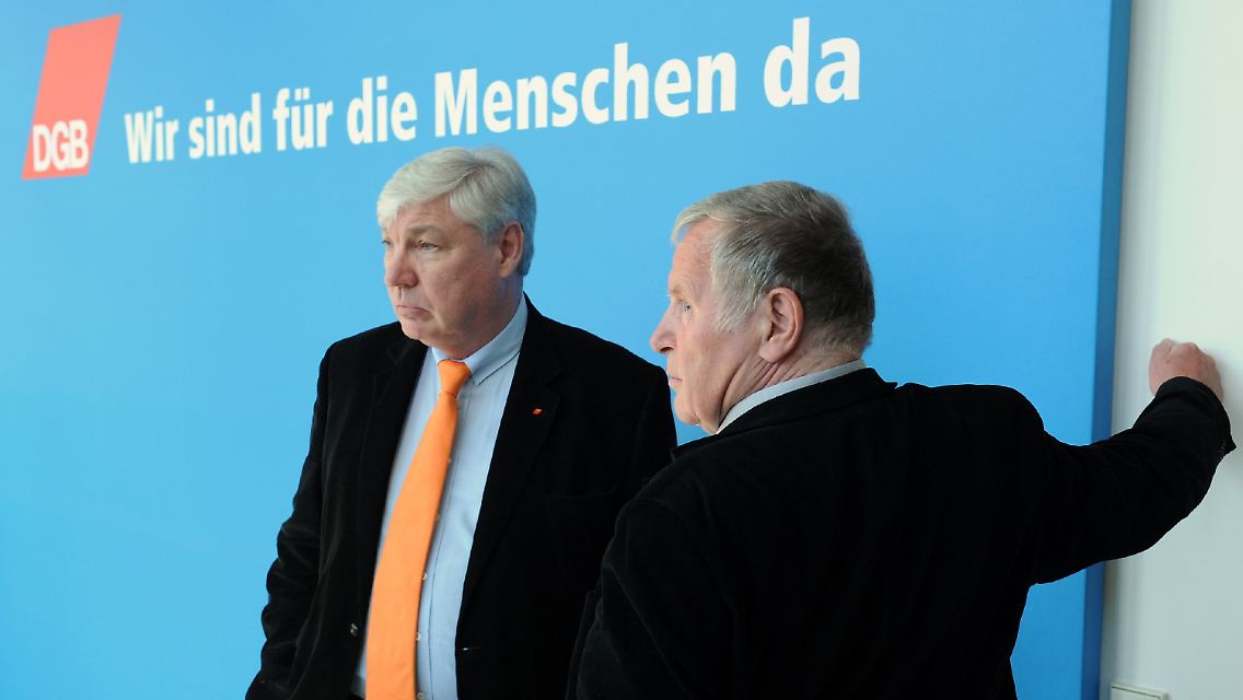Michael Sommer (links) und Lothar Bisky stellen in Berlin das Positionspapier "Für ein gerechtes und soziales Europa"vor.