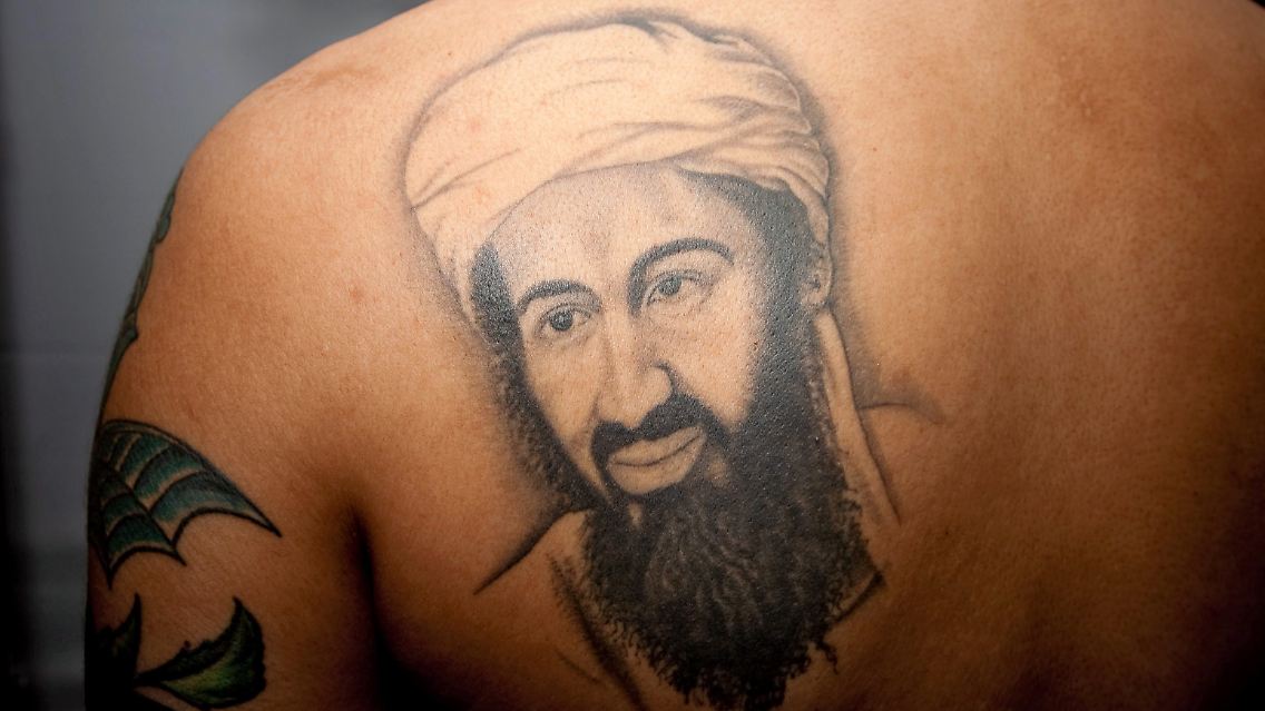Seit Jahren abgetaucht, bleibt Osama bin Laden allgegenwärtig - hier zeigt ein Anhänger ein Tattoo des Al-Kaida-Führers.