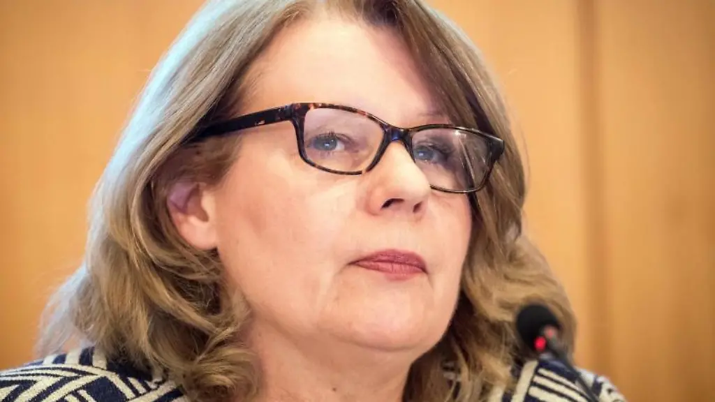 Cornelia-Pruefer-Storcks-SPD-Senatorin-fuer-Verbraucherschutz-in-Hamburg-vor-der-Presse