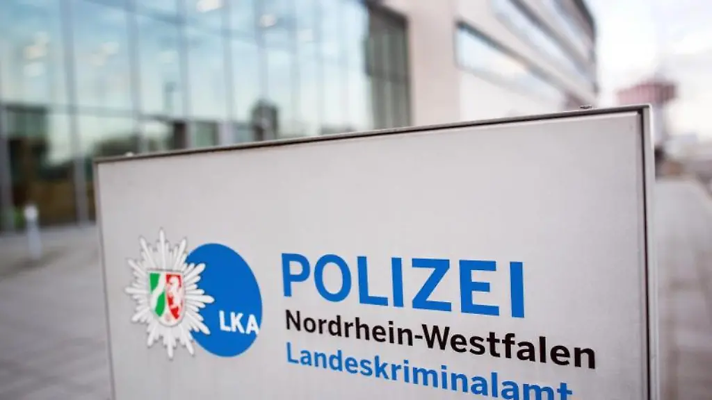 Ein-Schild-weist-auf-das-Landeskriminalamt-Nordrhein-Westfalen-hin