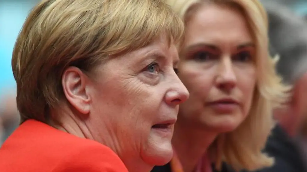 Bundeskanzlerin-Angela-Merkel-CDU-l-spricht-mit-Ministerpraesidentin-Manuela-Schwesig-SPD