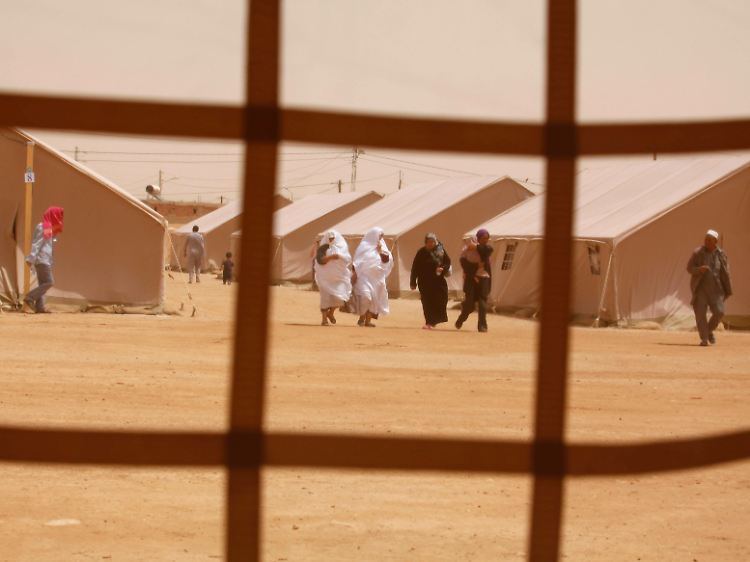 Zehntausende warten in Flüchtlingscamps an der tunesischen Grenze auf ein Ende der Kämpfe.