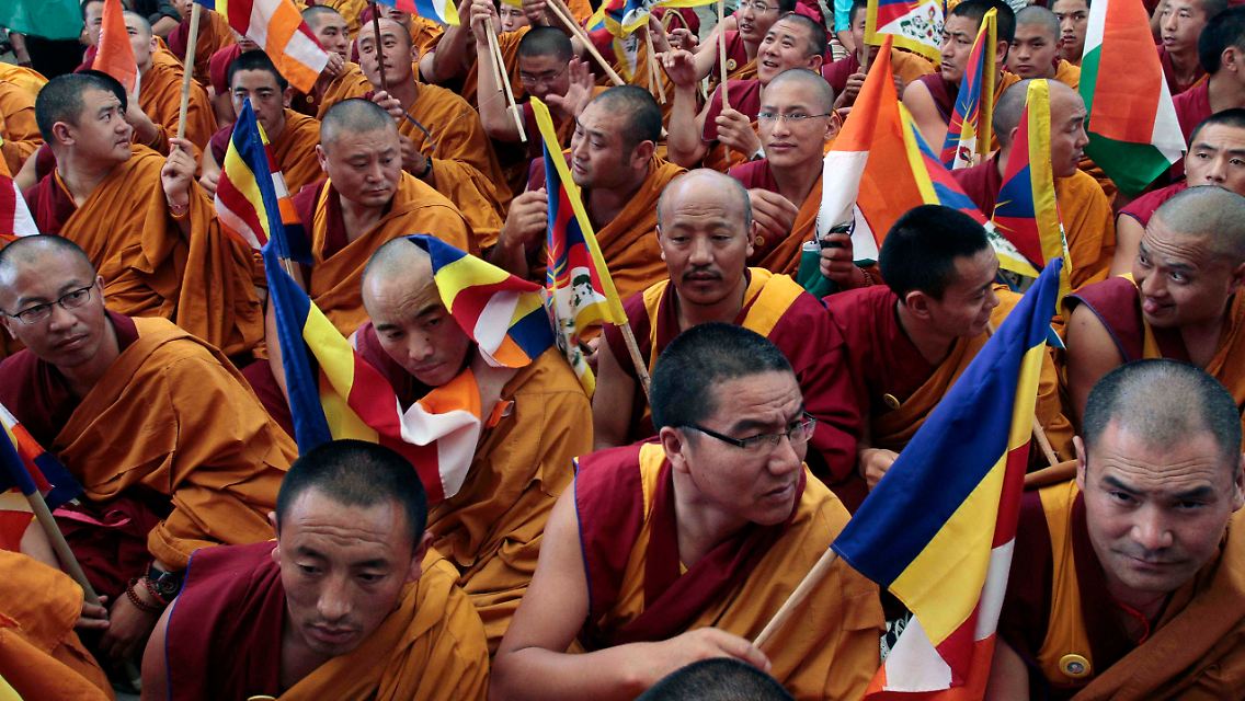 Im indischen Dharmsala protestierten mehr als hundert Exil-Tibeter gegen das Vorgehen der chinesischen Behörden.