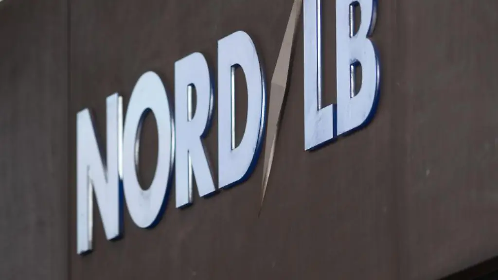 NordLB-ist-ueber-dem-Eingang-zur-Landesbank-Nord-zu-lesen