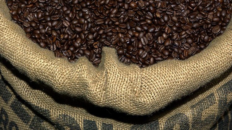 Ein Sack voll Bohnen: Mit den Energiekosten verteuern sich Anbau und Transport von Kaffee.