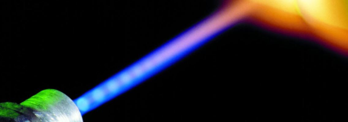 Laser sollen den Kraftstoff schneller und besser zünden als die konventionellen Zündkerzen.