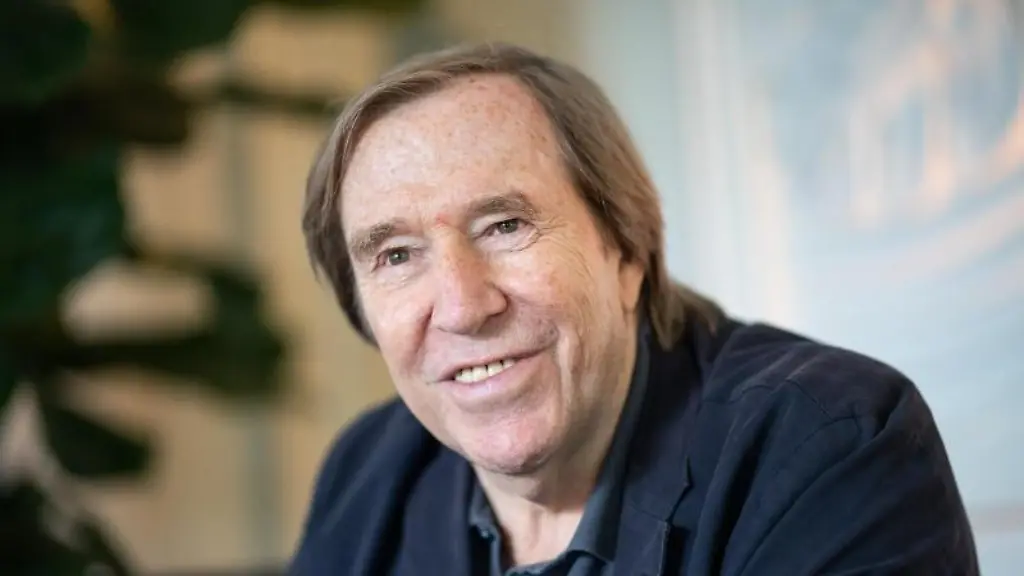 Guenter-Netzer-ehemaliger-Fussballspieler-Unternehmer-und-TV-Experte-nimmt-an-einem-Interview-teil