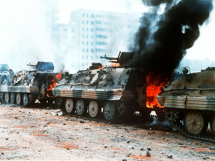 Das Militär richtet auf dem Platz des Himmlischen Friedens, auf dem Studenten für mehr Demokratie, Pressefreiheit und gegen Parteiprivilegien demonstrierten, ein Blutbad an (Archivbild vom 4. Juni1989).