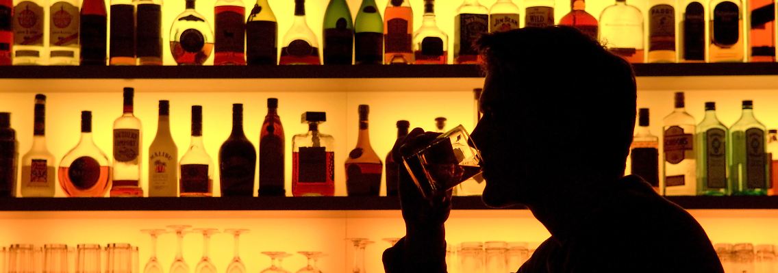 Ob allein oder in Gesellschaft - Alkohol kann krank machen.