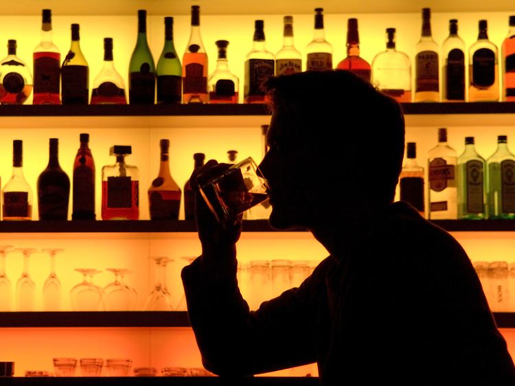 Ob allein oder in Gesellschaft - Alkohol kann krank machen.