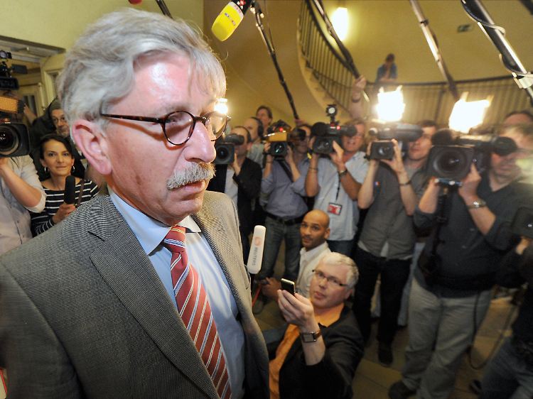 Sarrazins gestoppter Ausschluss wirft ein schlechtes Bild auf die SPD-Spitze, kommentieren die Zeitungen.