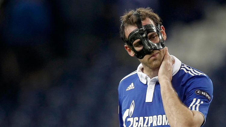 Schalkes Abwehrchef Christoph Metzelder nimmt vom Duell mit Manchesters Offensivabteilung ein Schwindelgefühl mit nach Hause.