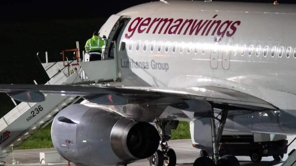 Ein-Flughafenmitarbeiter-schliesst-die-Tuer-einer-Maschine-der-Fluggesellschaft-Germanwings