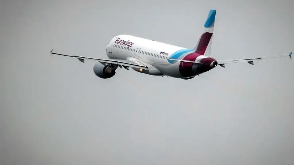 Ein-Flugzeug-der-Fluggesellschaft-Eurowings-in-der-Luft