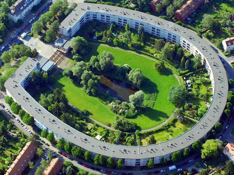 Die Hufeisensiedlung im Berliner Bezirk Neukölln, von 1925 bis 1933 nach Plänen von Bruno Taut und Martin Wagner entstanden.