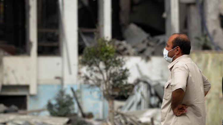 Dieses Regierungsgebäude in Tripolis war am Ostermontag Ziel der NATO-Angriffe. Libysche Regierungsvertreter begutachten die Schäden.