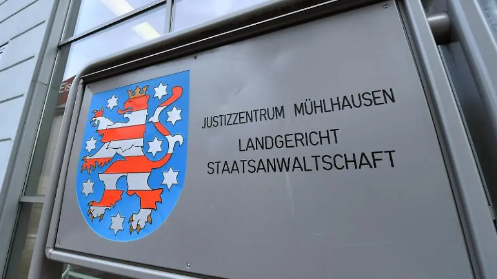 Ein-Schild-vor-dem-Justizzentrum-Muehlhausen