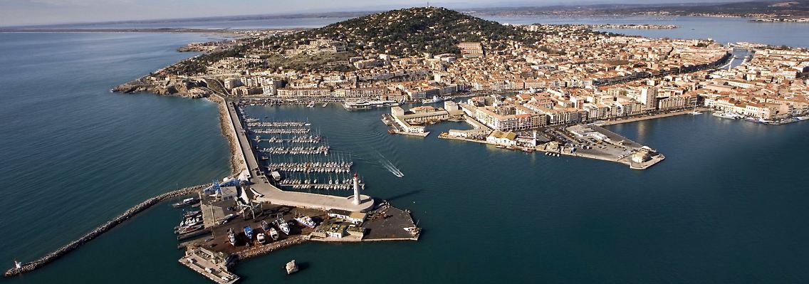 Sète ist umringt vom Meer und dem "Étang de Thau", einem Binnenmeer, das nur durch einen schmalen Sandstreifen vom Mittelmeer getrennt ist.