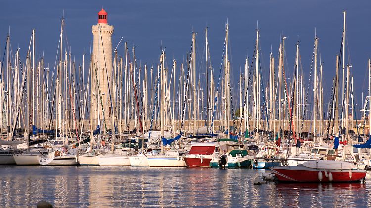 Stadt am Wasser: Das Meer spielt eine große Rolle in Sète. Entsprechend dicht drängeln sich im Hafen die Schiffe.