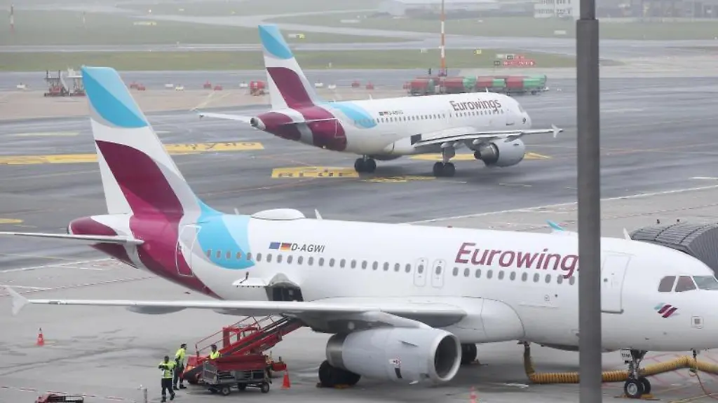 Maschinen-der-Fluggesellschaft-Eurowings-stehen-am-Flughafen-Hamburg