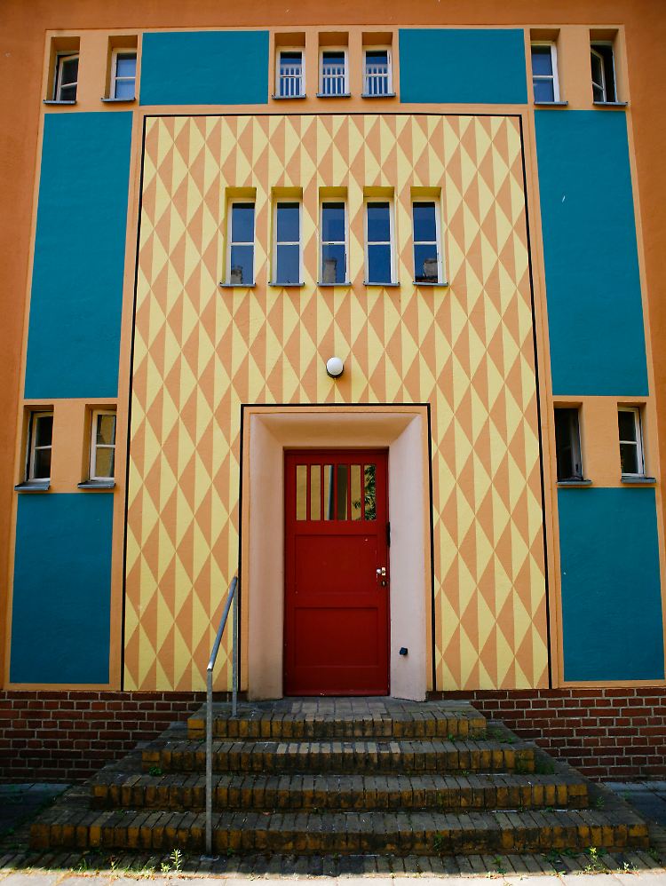 Eingang eines Hauses der Siedlung Gartenstadt Falkenberg des Architekten Bruno Taut.